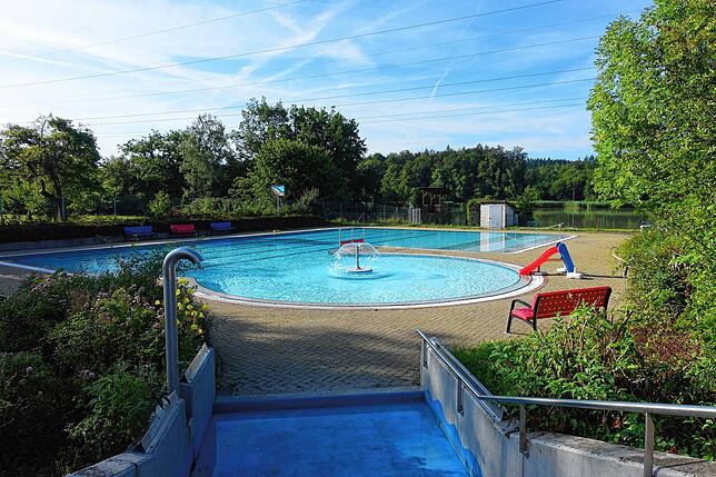 Idyllisch zeigt sich das Schwimmbad am Rhein. Bild: Heidi Rombach