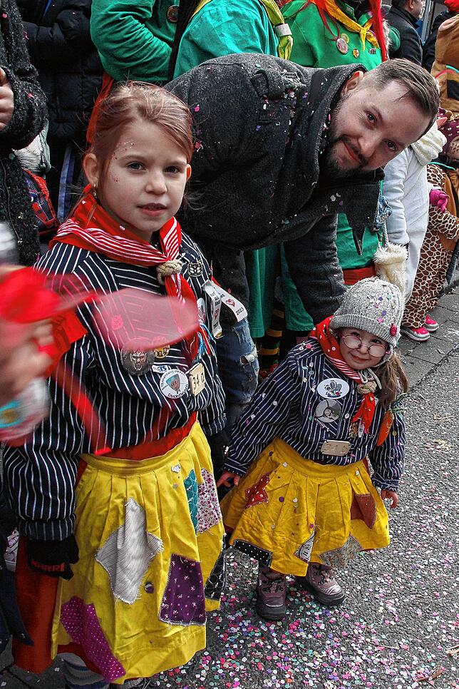 Bild 23: Sonne für die Narren: Großer Fasnet-Umzug begeistert in Singen!