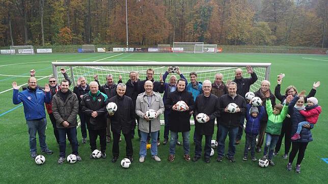 Der Kunstrasensportplatz Tannenhof ist saniert: Mitglieder des Hauptnutzers DJK Konstanz, Vertreter der Stadtverwaltung und der ...