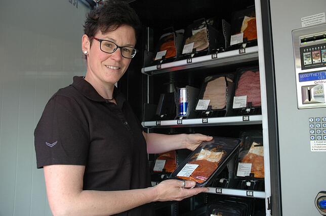 Der Lebensmittelautomat ergänzt das Angebot des Hofladens Griener in Öflingen, im Bild ist Alexandra Griener.