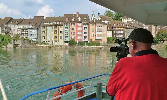 Voller Leidenschaft: Gusty Hufschmid bei seinen Dreharbeiten auf dem Laufenburger Fahrgastschiff.