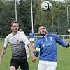 Zielstrebig: Den Ball fest im Blick hat Kapitän Nico Maenza (rechts, gegen Matthias Feldmann vom SV 08 Laufenburg II) von C.S.I. JR ...