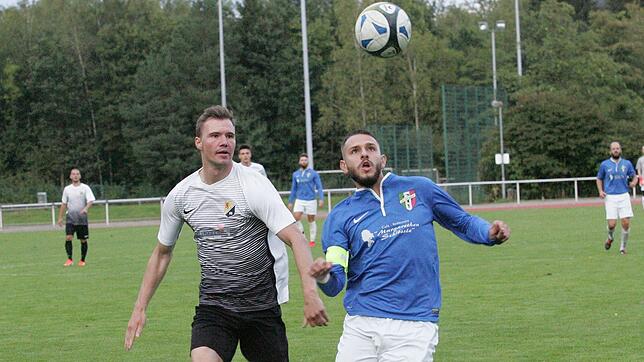 Zielstrebig: Den Ball fest im Blick hat Kapitän Nico Maenza (rechts, gegen Matthias Feldmann vom SV 08 Laufenburg II) von C.S.I. JR ...