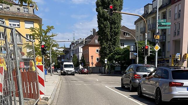 Ist man mit dem Auto in der Innenstadt unterwegs, kommt man um Wartezeit an Ampeln nicht herum.