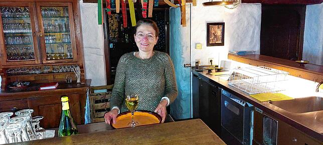Cecile König steht hinter der Theke im Hintertürle und serviert ein Viertele.
