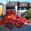 Etliche Kisten mit Frischfleisch landen auf der Straße und sorgen für einen unappetitlichen Anblick. Zudem ist die Straße dadurch versperrt.