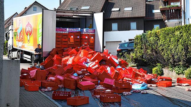 Etliche Kisten mit Frischfleisch landen auf der Straße und sorgen für einen unappetitlichen Anblick. Zudem ist die Straße dadurch versperrt.