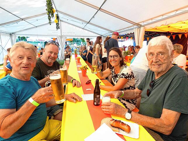 Bild 29: Gut gelaunte Gäste bei der Vrenelis-Wies´n Gaudi des TV Jestetten