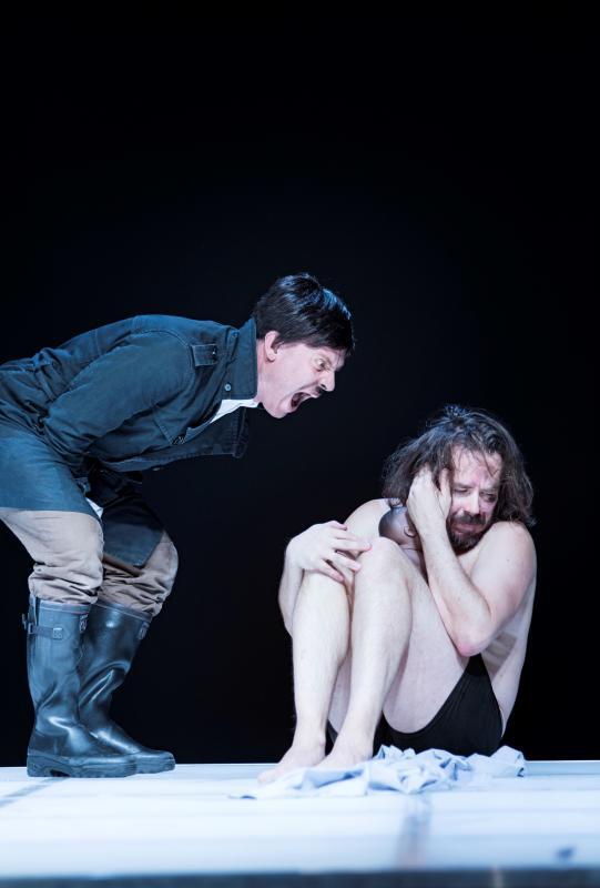 Brüllen ist seine Leidenschaft: Adolf Hitler (Peter Posniak) im Gespräch mit Schlomo Herzl (Thomas Fritz Jung). Bild: Ilja Meß / Theater ...