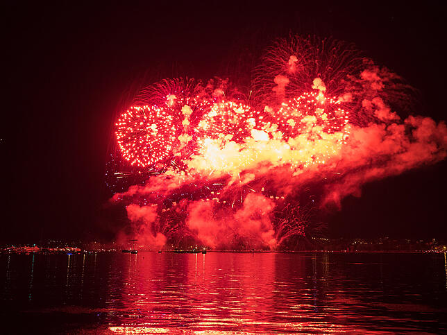 Bild 22: Das Seenachtfest-Feuerwerk vom Logenplatz am Yachthafen: Der Kreuzlinger Teil in Bildern