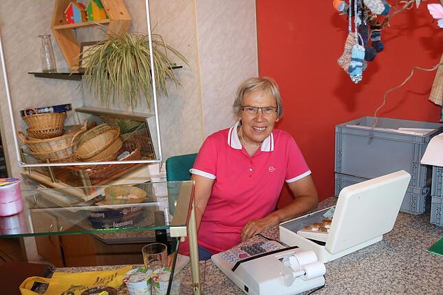 Mathilde Duelli sitzt an der Kasse.