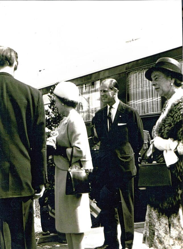 Großer Bahnhof bei der Ankunft der britischen Königin Elizabeth II. Rechts der Herzog von Edinburgh.