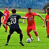 Dreh- und Angelpunkt: Tomas Masek (Mitte) zog beim 5:2-Sieg des FC Tiengen 08 beim FC Hochrhein die Fäden und glänzte zudem als ...