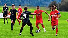 Dreh- und Angelpunkt: Tomas Masek (Mitte) zog beim 5:2-Sieg des FC Tiengen 08 beim FC Hochrhein die Fäden und glänzte zudem als ...