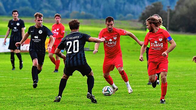 Dreh- und Angelpunkt: Tomas Masek (Mitte) zog beim 5:2-Sieg des FC Tiengen 08 beim FC Hochrhein die Fäden und glänzte zudem als ...