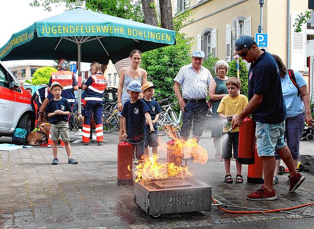 Der Nachwuchs an der Feuerwehrspritze, der Aktionstag in Bohlingen fand großen Zuspruch.