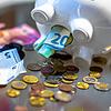 Geld steckt im Bauch eines Sparschweins. Murg käme damit allerdings nicht weit. Aktuell fehlen der Gemeinde noch 3,8 Millionen Euro für ...
