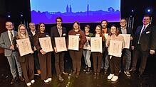 Die Industrie- und Handelskammer ehrt die besten Auszubildenden. Im Bild die Bundes- und Landesbesten in ihren jeweiligen Berufen ...