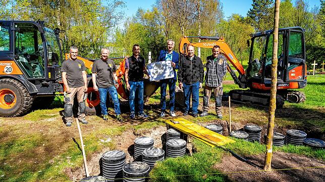 Zusammen mit den Mitarbeitern der Gartenbaufirma Späth präsentiert Bürgereister Michael Schmitt (3. von rechts) die Planungen für die ...