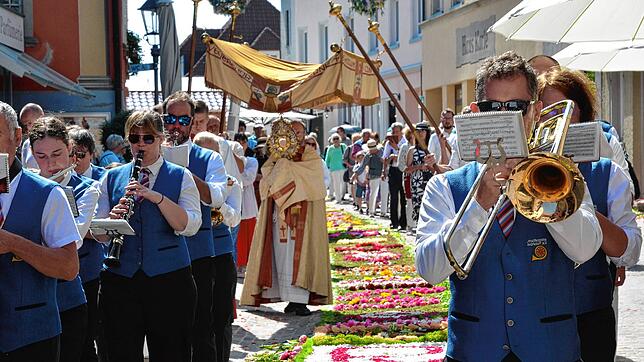 Die Fronleichnamsprozession führt am Donnerstag, 19. Juni, rechts und links des mit Blumen geschmückten Mobilitätsbands vorbei, im ...