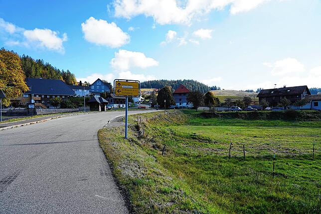 In einem Ortsteil von Ibach hat sich die Polizei, die für den Personenschutz eines Gastes zuständig ist, im Gemeindehaus einquartiert.