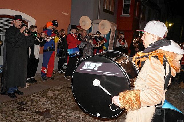 Laute Frühaufsteher: Es ist noch nicht einmal sieben Uhr als die Guggenmusiker der „Zarten Säu“ durch Tiengen ziehen. Bild: ...