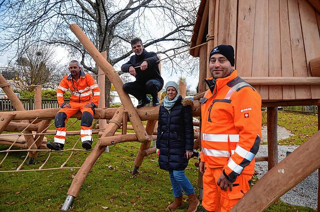 Jürgen Rieggel (links) und Philipp Großhardt (rechts) vom Bauhof mit Bürgermeister Georg Riedmann und Stadtbauamt-Mitarbeiterin ...