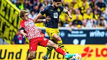 Freiburgs Ritsu Doan (l) in Aktion gegen Dortmunds Emre Can (r).
