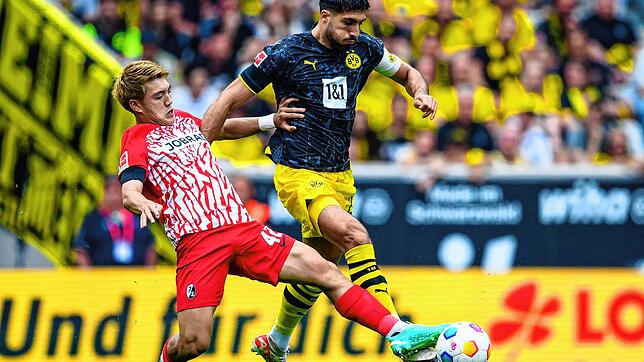 Freiburgs Ritsu Doan (l) in Aktion gegen Dortmunds Emre Can (r).