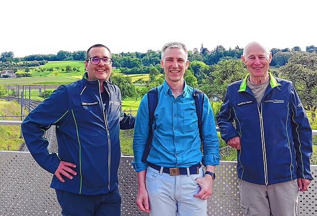 Von links: Dani Duttweiler, David Bruder und Hansjörg Huber am Ende der Tour. Im Hintergrund die bewaldeten Höhen des Seerückens.