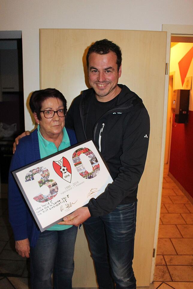 Nach 30 Jahren als Kassierer des SSC verabschiedet Vorsitzender Kai Sauser Ingrid Grandt mit einem Geschenk und einer Erinnerungsgrafik.