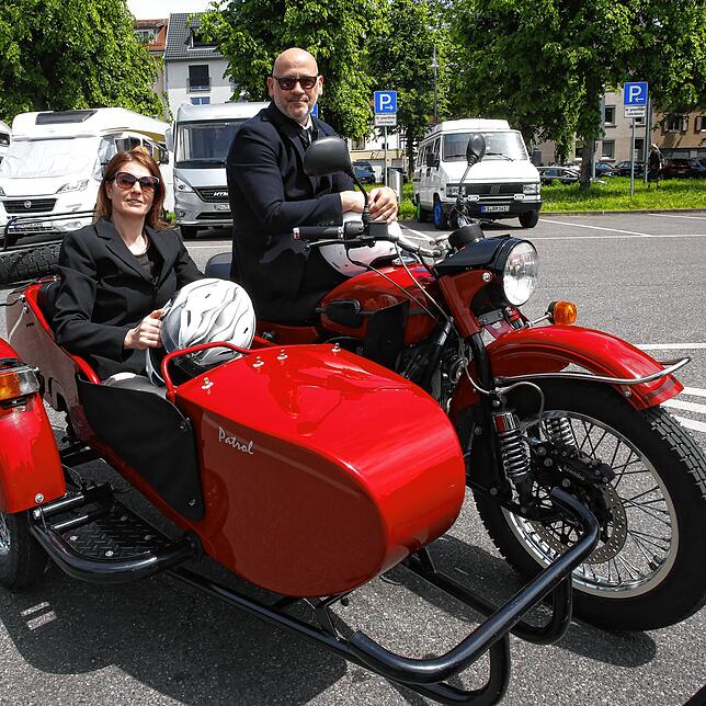 Lady und Gentleman: Christina und Ralf Herzog aus Kreuzlingen mit der Ural, Baujahr 2011.