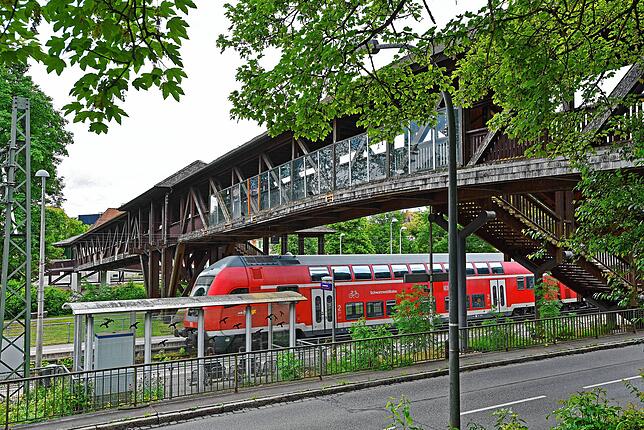 Die Schwarzwaldbahn fährt unter dem Siedlersteg hindurch. Das macht die Sanierung nicht gerade einfacher – und auch nicht billiger.