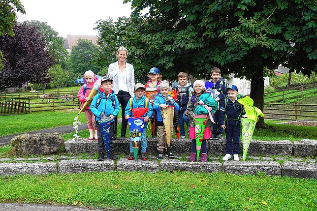 Zwei Mädchen und sieben Jungen wurden in die Affen-Klasse der Grundschule Wutach in Ewattingen eingeschult. Klassenlehrerin ist Beatrice ...