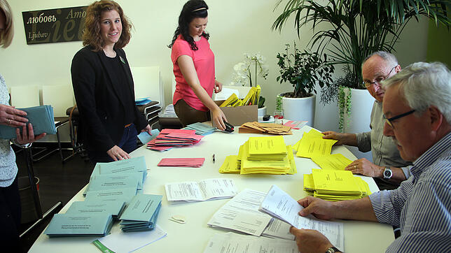 Im Trauzimmer des Rathauses zählt der Wahlausschuss die Briefwahl aus, von links die Vorsitzende, Hauptamtsleiterin Nicole Schautzgy, ...