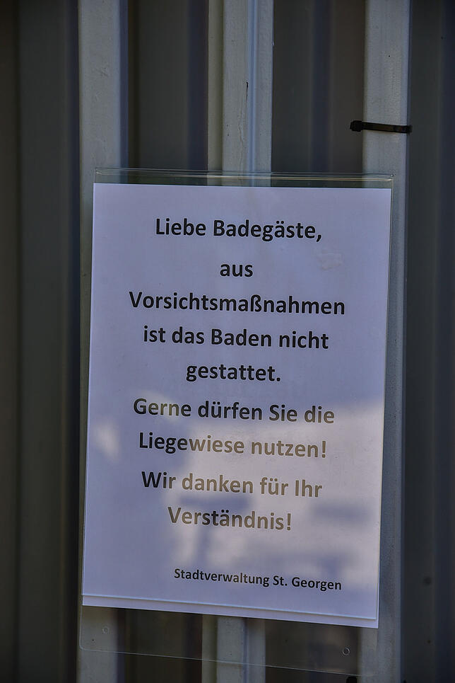 Die Stadt bedauert den Umstand und gibt die Liegewiese zum kostenlosen Sonnenbaden frei.