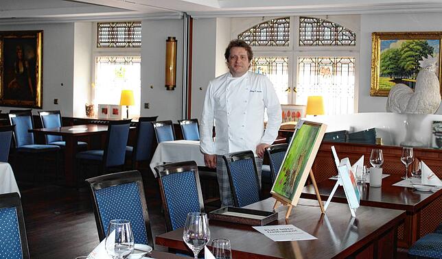 Philipp Gassner hat in seinem Restaurant Zum Goldenen Ochsen an jedem Tisch Plätze blockiert, um den geltenden Abstandsregeln nachzukommen.