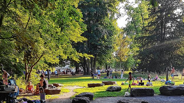 Voller Herosé-Park im Sommer 2020. Kinder, Jugendliche, Erwachsene genießen hier die Sonne. Doch je später es wird, desto schlimmer die ...