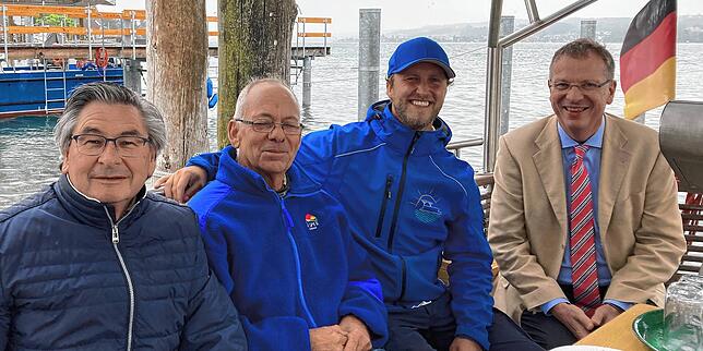 Schön, dass es euch weiter gibt: Reichenaus Tourismuschef Karl Wehrle, die Betreiber Thomas Geiger (alt) und Alexander Stenzel (neu) ...