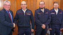 Bürgermeister Ralf Baumert (von links) verpflichtet Feuerwehrkommandant Viktor Neumann und seine Stellvertreter Daniel Pieper und ...