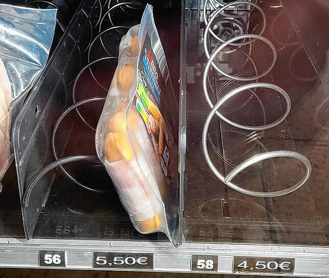 Oh nein. Das Päckchen mit den Würstchen hat sich in der Spirale verheddert. Keine Würstchen, aber 5,50 Euro weg. Langsam wird das ...