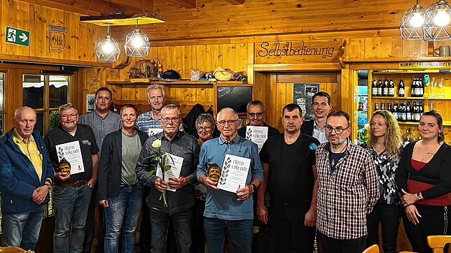 Geehrte und Gewählte (von links) bei der Narrenzunft in Schönwald: Hubert Schilli, Ulrich Faller, Johannes Kienzler, Katrin Keck, Klaus ...