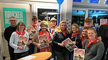 Das Team des Kappedeschle 2025 beim Andruckfest in der Druckerei Zabel: (von links) Georg Becker, Christina Stocker, Josh Frengele, ...