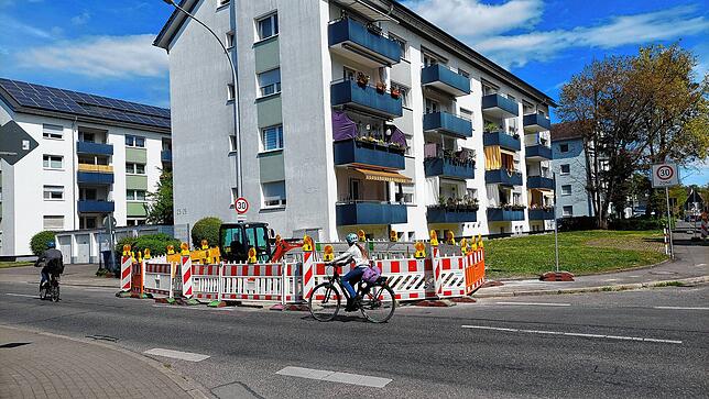 An der Einmündung zur Karlsruher Straße entsteht derzeit ein Zebrastreifen, auch der Belag wird erneuert, Blindenleitplatten eingebaut.