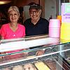 Annegard und Luigi Pesaro betreiben gemeinsam den Eissalon Anelu in der Zollernstraße. Dort gibt es Eis aus Zwetschgen von der Höri oder ...