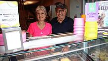 Annegard und Luigi Pesaro betreiben gemeinsam den Eissalon Anelu in der Zollernstraße. Dort gibt es Eis aus Zwetschgen von der Höri oder ...