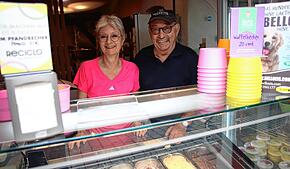Annegard und Luigi Pesaro betreiben gemeinsam den Eissalon Anelu in der Zollernstraße. Dort gibt es Eis aus Zwetschgen von der Höri oder ...