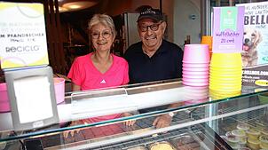 Annegard und Luigi Pesaro betreiben gemeinsam den Eissalon Anelu in der Zollernstraße. Dort gibt es Eis aus Zwetschgen von der Höri oder ...