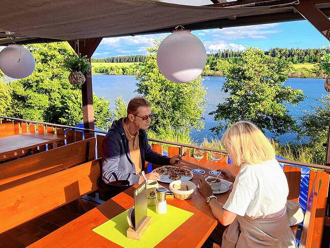 Von der Terrasse aus hat man einen herrlichen Ausblick auf den Kirnbergsee bei Bräunlingen.