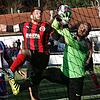 Umstritten: Kapitän und Doppeltorschütze Dylan Walter (links) schiebt beim 2:2 des FC Bad Säckingen Karsaus Torhüter Vadim Herz förmlich ...
